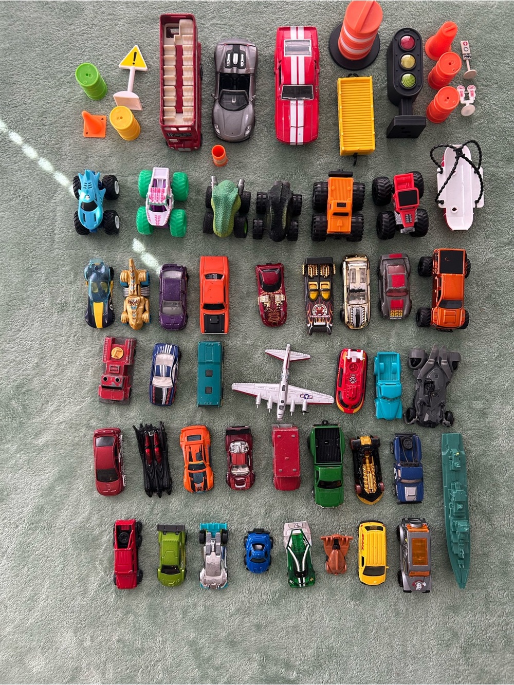 Lot Of Variety Multibrand Loose Hot Wheels Die Cast plastic Cars And Accessories